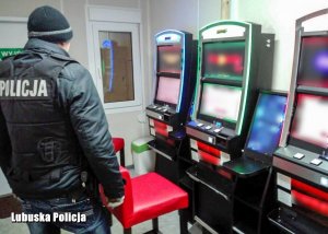 policjant przy nielegalnych automatach do gier