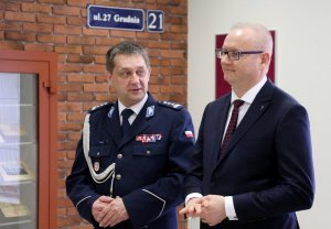 Wojewoda Wielkopolski Łukasz Mikołajczyk podczas spotkania z policjantami z poznańskiej grupy „Speed”, którzy zatrzymali pirata drogowego