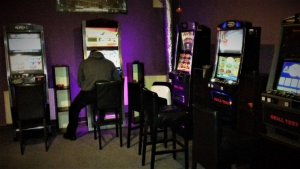 wnętrze lokalu, w którym znajdują się nielegalne automaty do gier hazardowych