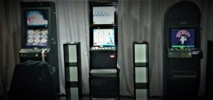wnętrze lokalu, w którym znajdują się nielegalne automaty do gier hazardowych