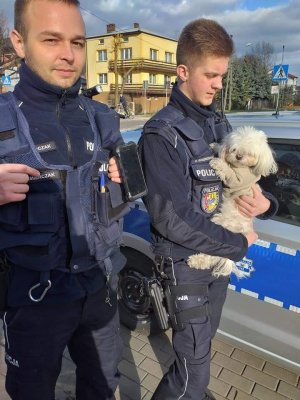 Policjanci, którzy przekazali psa do schroniska