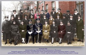 Policjantki ze Szkoły Kobiecego Oddziału Policji Państwowej w Warszawie pozują do wspólnej fotografii z komendantem - 1925 rok