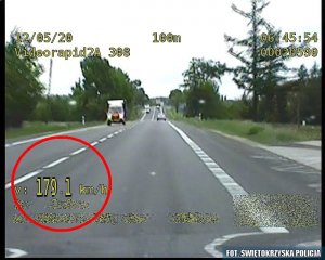 Zdjęcie z wideorejestratora na którym widać jak porusza się kierowca mercedesa