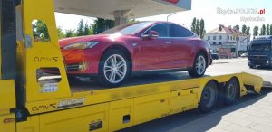odzyskany samochód marki Tesla stoi na lawecie