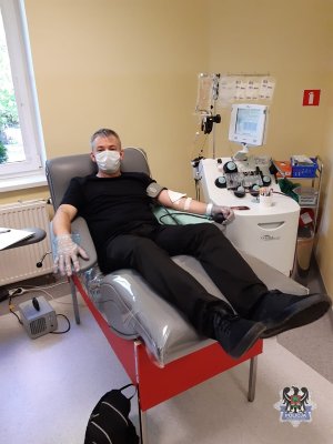 policjanci z Wałbrzycha oddali swoje osocze pomagając najciężej chorym na koronawirusa