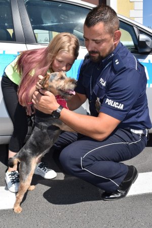 Policjant z dziewczynką i psem
