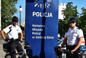 Sierżant sztabowy Krzysztof Malajka i sierżant Jacek Potocki na rowerach