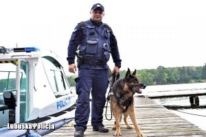 Na zdjęciach widzimy policjantów ratowników oraz psa, którzy byli zaangażowani w poszukiwania 5 -latka