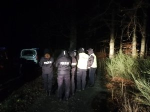 grupa policjantów podczas nocnych poszukiwań