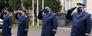 Komendant Główny wraz z trzema zastępcami salutując oddają hołd poległym przed obeliskiem Policjantom – Rzeczpospolita Polska