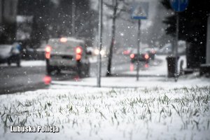 zaśnieżona ulica i jadące samochody