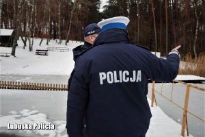 policjanci monitorują stan bezpieczeństwa nad akwenami podczas zimy