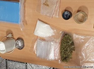 Na zdjęciu widać leżące na biurku zabezpieczone narkotyki