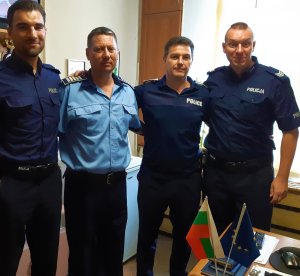 dwaj polscy policjanci i dwaj policjanci bułgarscy