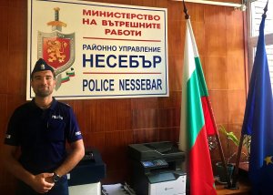 polski policjant stoi we wnętrzu posterunku Policji w Nessebar