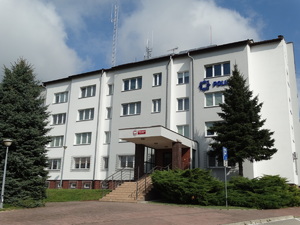 Budynek Komendy Powiatowej Policji w Ropczycach widziany od frontu