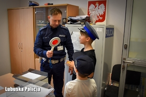 policjant wydziału ruchu drogowego rozmawia z chłopcami