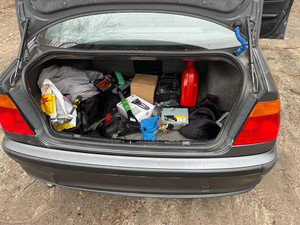Odzyskane przez policjantów przedmioty znajdujące się w bagażniku samochodu