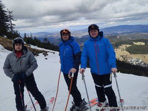 uczestnicy zawodów na trasie narciarskiej
