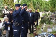 Policjanci oddają hołd poległemu policjantowi na cmentarzu