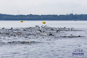 pływacy w trakcie wyścigu na zbiorniku wodnym