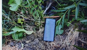 leżący w trawie telefon komórkowy