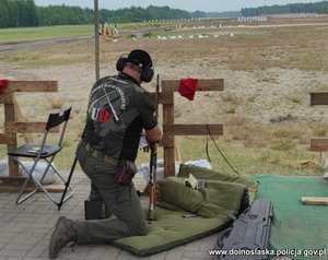 Mężczyzna szykujący się do strzału z broni podczas konkurencji