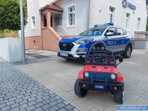 Radiowóz i dziecięcy samochód elektryczny