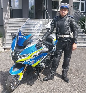Umundurowany policjant przy policyjnym motocyklu