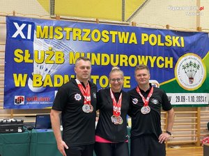 trzech zawodników z medalami wiszącymi na szyi