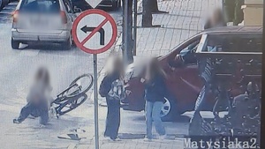 kadr z nagrania kamery monitoringu, na którym widać osobowe auto uderzające w młode kobiety na rowerze