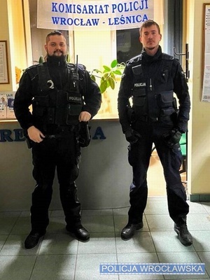 dwaj policjanci stoją w budynku recepcji Komisariatu Policji Wrocław - Leśnica