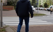 człowiek stoi przy przejściu dla pieszych
