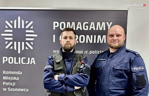 Zdjęcie przedstawia dwóch, umundurowanych policjantów