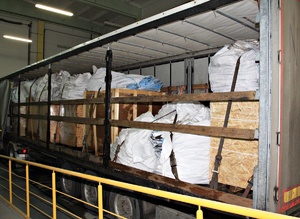 zabezpieczone nielegalne odpady w workach na naczepie ciężarówki