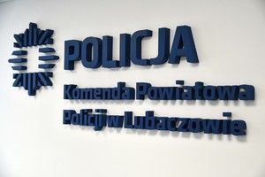 Napis na ścianie Policja Komenda Powiatowa Policji w Lubartowie