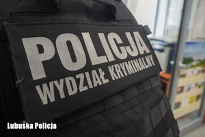 policjant w kamizelce taktycznej z napisem: Policja wydział kryminalny