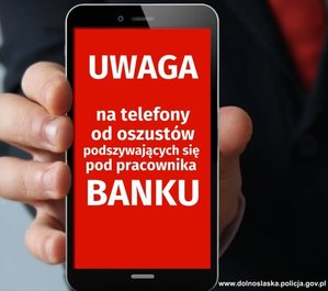 telefon komórkowy na wyświetlaczu napis: Uwaga na telefony od oszustów podszywających się pod pracownika banku