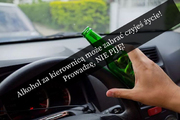 dłoń z butelką od piwa na kierownicy, W poprzek zdjęcia napis: Alkohol za kierownicą może zabrać czyjeś życie! Prowadzę, NIE PIJĘ!
