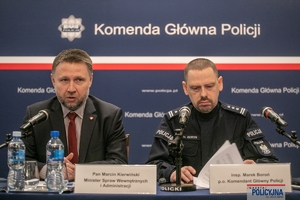 Minister Spraw Wewnętrznych i Administracji oraz p.o. Komendant Główny Policji podczas odprawy służbowej