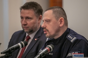Minister Spraw Wewnętrznych i Administracji i p.o. Komendant Główny Policji podczas odprawy służbowej