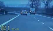 zdjęcie ekranu wideorejestratora, na którym widać samochód jadący z prędkością 182,1 km/h