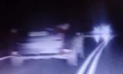 zdjęcie z wideorejestratora. Kierowca jedzie pod prąd. Widać przed nim samochód jadący prawidłowo. Kadr tuż przed zderzeniem czołowym