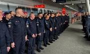 policjanci w trakcie zbiórki na lotnisku