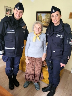 dwie umundurowane policjantki ze starszą panią