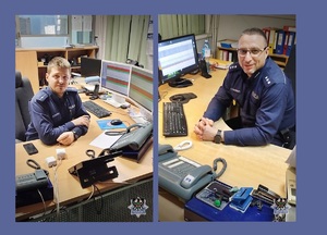 dwa zdjęcia dwóch policjantów siedzących przy biurkach