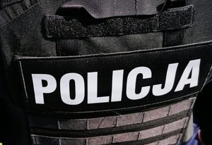napis Policja na mundurze policjanta