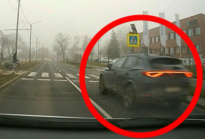 nagranie z kamerki. samochód przejeżdża przed pieszym