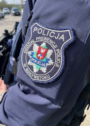 naszywka OPP w Białymstoku na mundurze policjanta