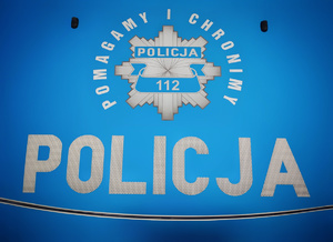 logo Policja Pomagamy i Chronimy na masce radiowozu